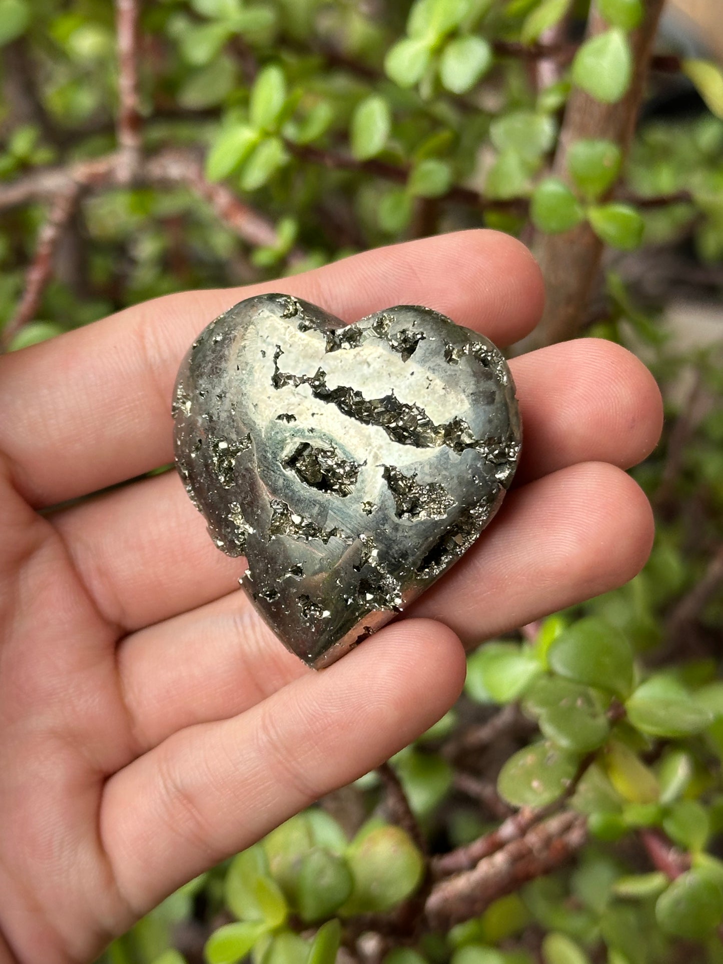 Pirita Tallada en Forma de Corazón