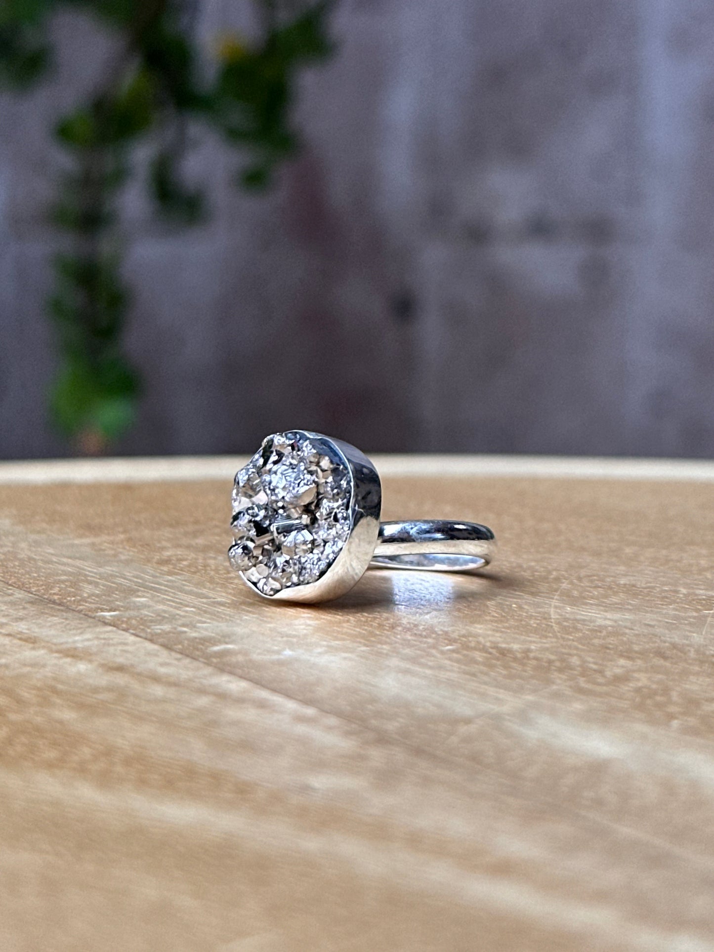 Anillo ajustable de pirita en bruto redondo
