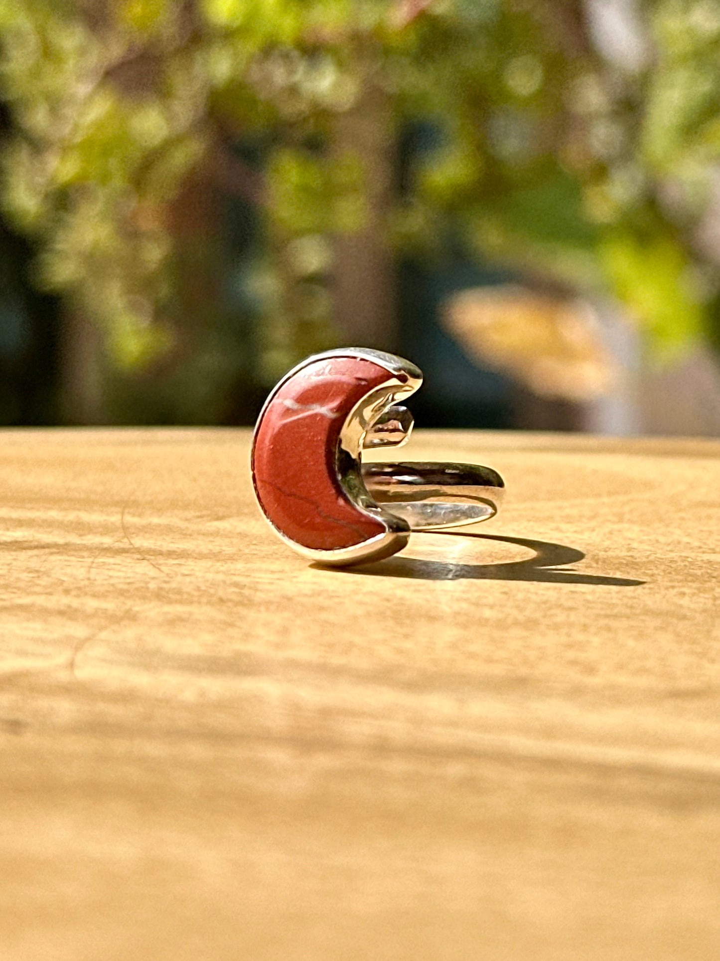 Anillo ajustable de jaspe rojo forma media luna