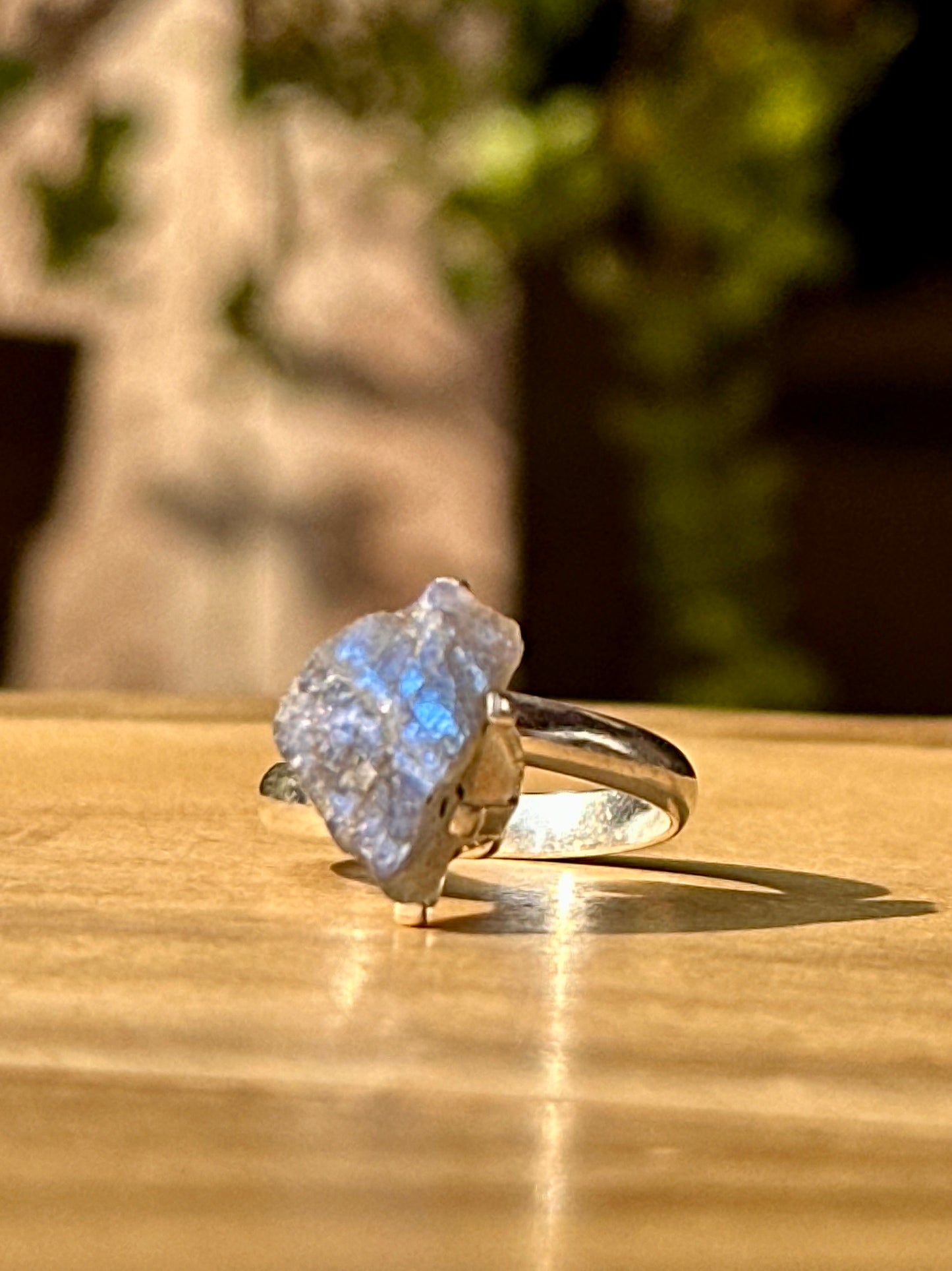 Anillo ajustable de labradorita en bruto