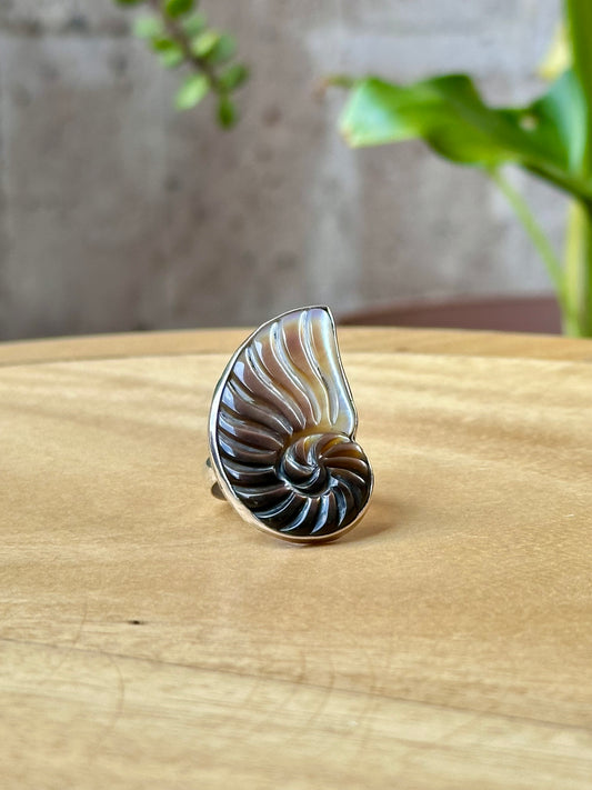 Anillo Ajustable de Madre Perla Tallado en Espiral