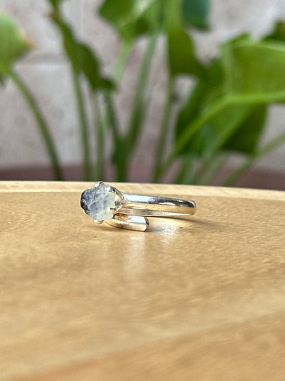 Anillo ajustable de piedra luna en bruto
