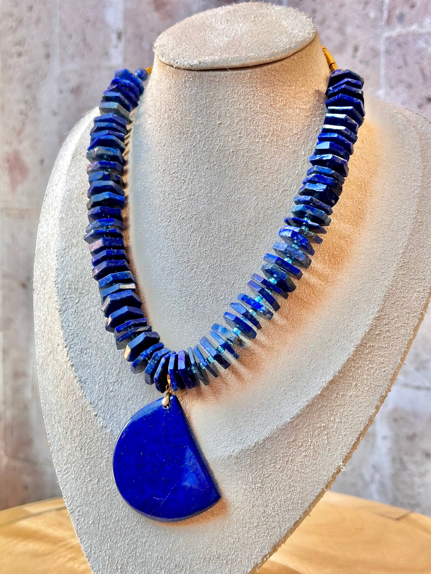 Collar de Lapislázuli con Hematita Dorada
