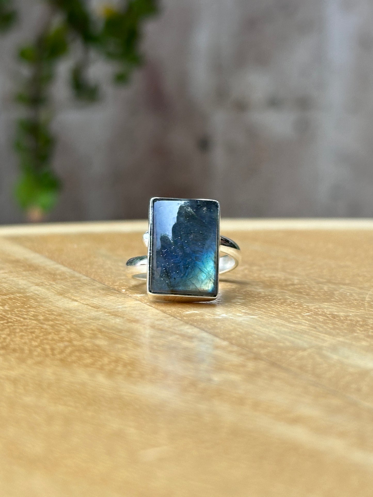 Anillo ajustable de labradorita rectangular blue flash con verde