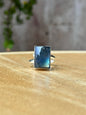 Anillo ajustable de labradorita rectangular blue flash con verde