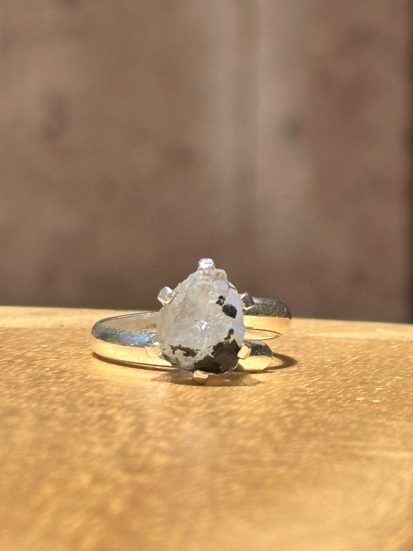 Anillo ajustable de piedra luna en bruto
