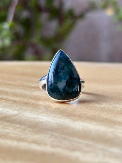Anillo Ajustable de Ágata Musgosa en Forma de Gota
