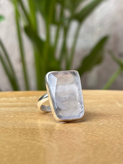 Anillo ajustable de Cuarzo rosa facetada