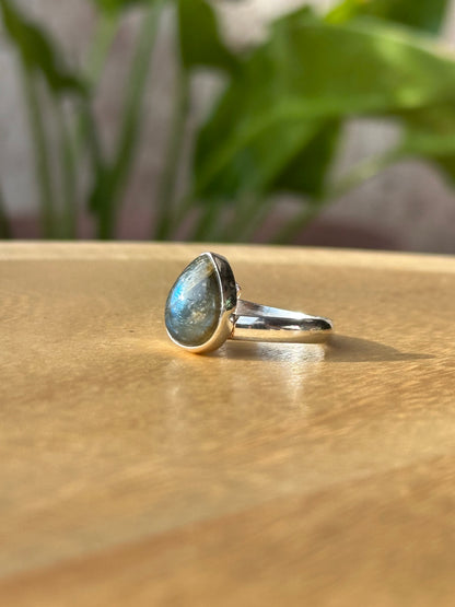 Anillo ajustable de labradorita gota