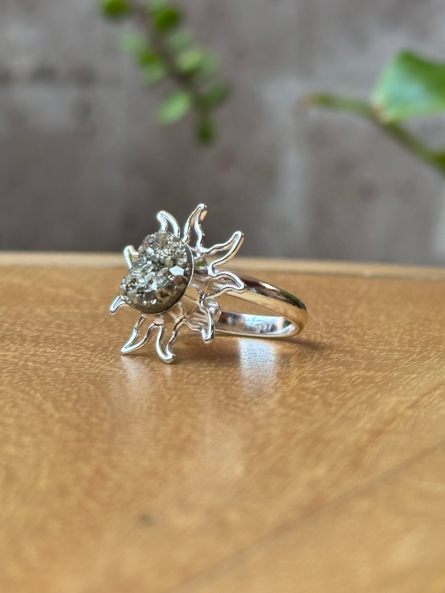 Anillo Ajustable de Pirita en Forma de Sol