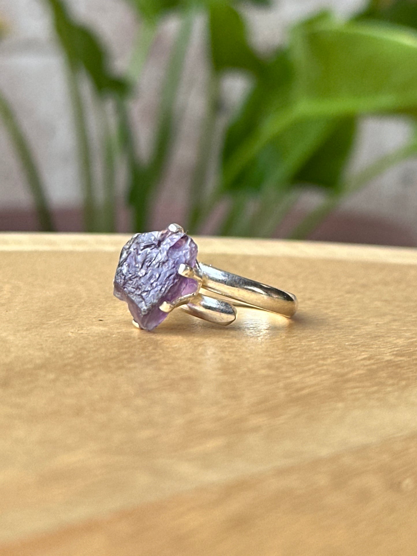 Anillo ajustable de amatista en bruto