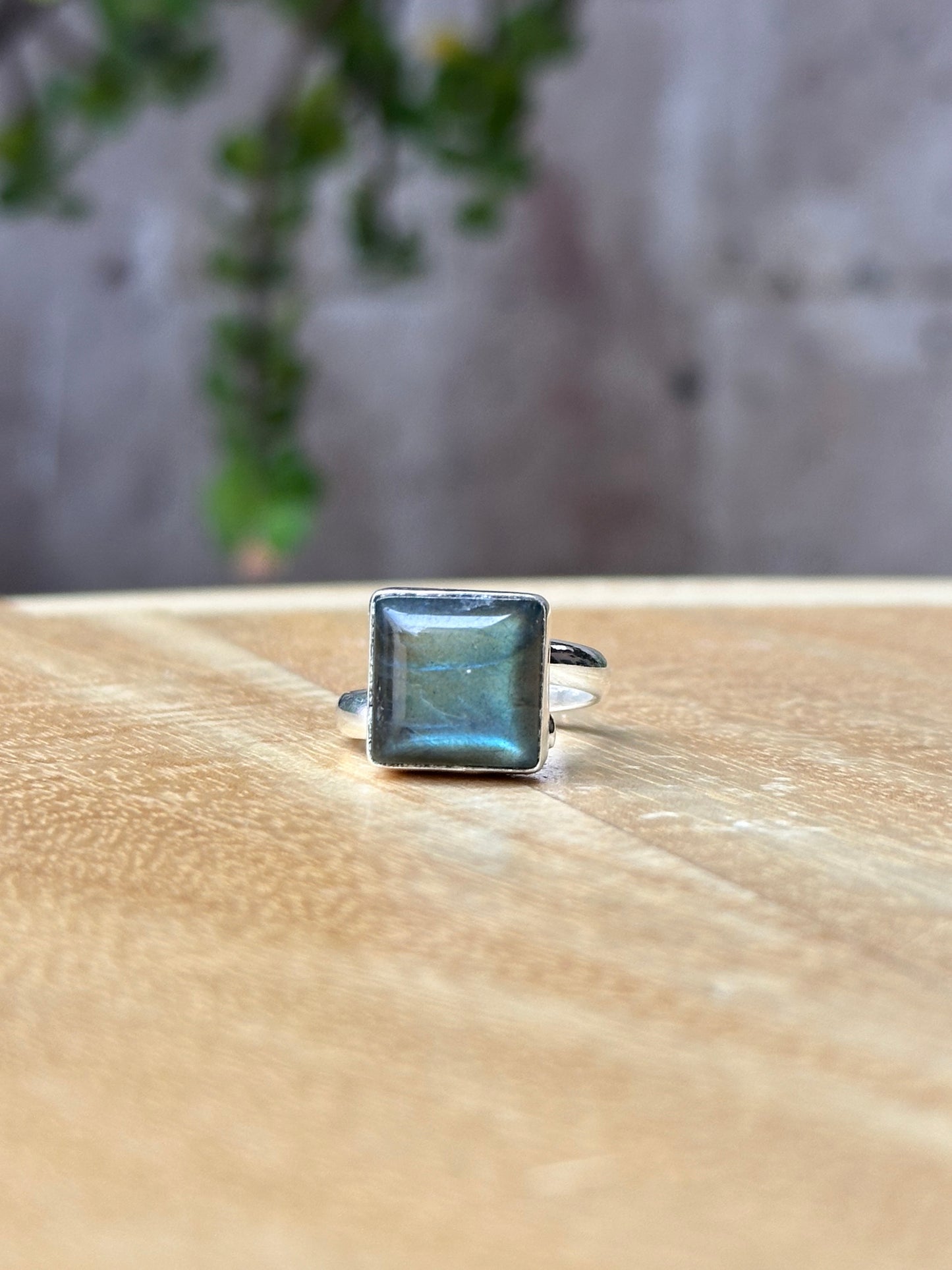 Anillo ajustable de labradorita cuadrado