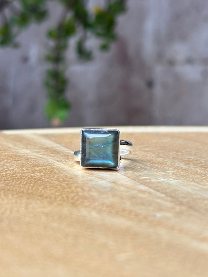 Anillo ajustable de labradorita cuadrado