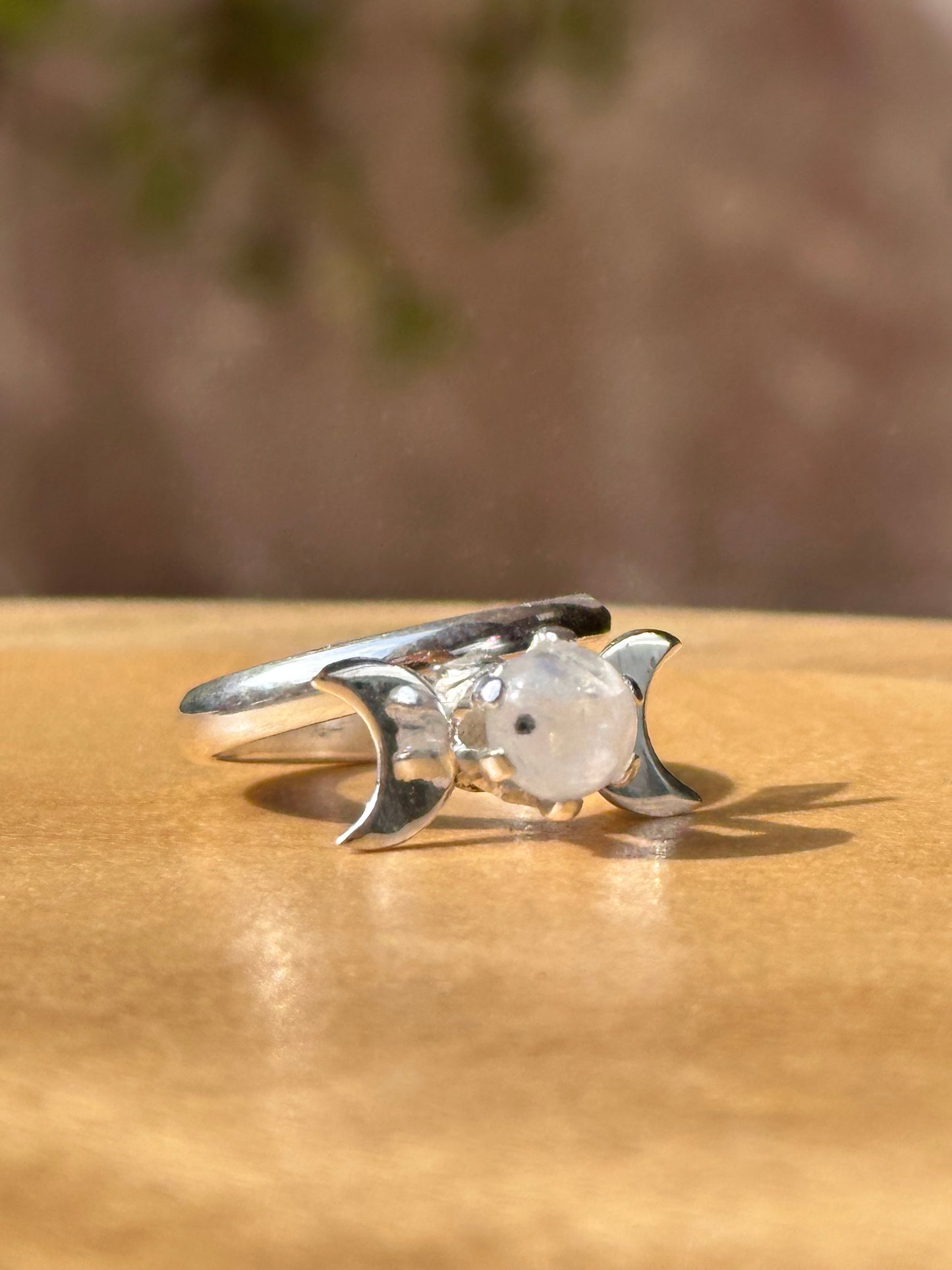 Anillo ajustable de piedra luna triple diosa
