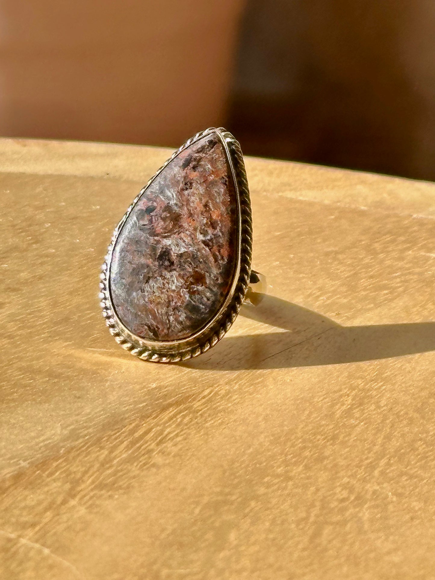 Anillo ajustable de alpaca con cuarzo Pietersita gota