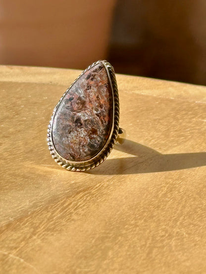 Anillo ajustable de alpaca con cuarzo Pietersita gota