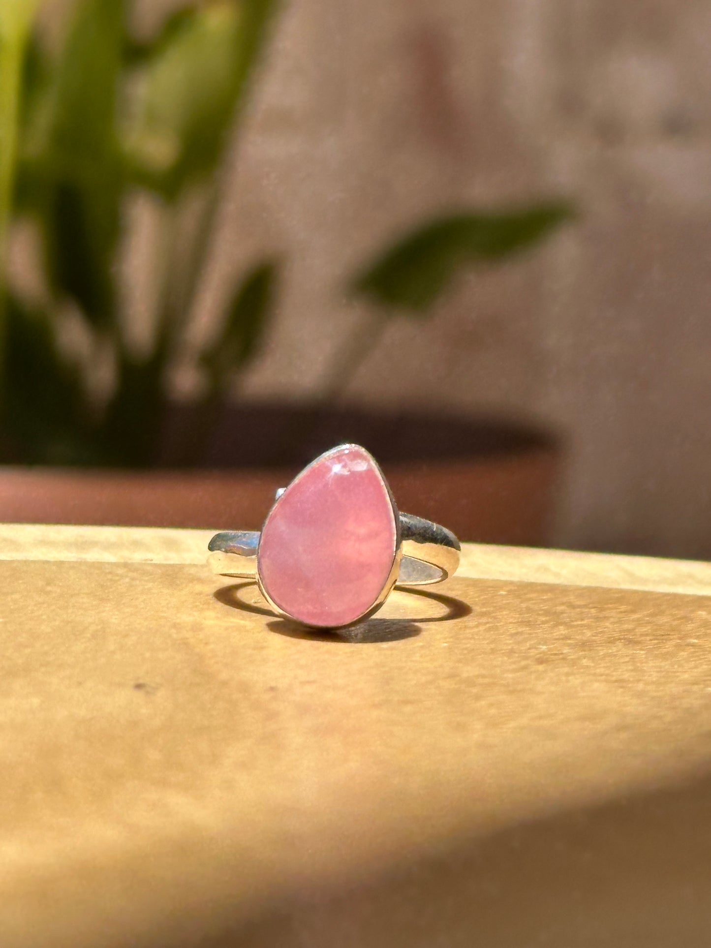 Anillo ajustable de Cuarzo rosa gota