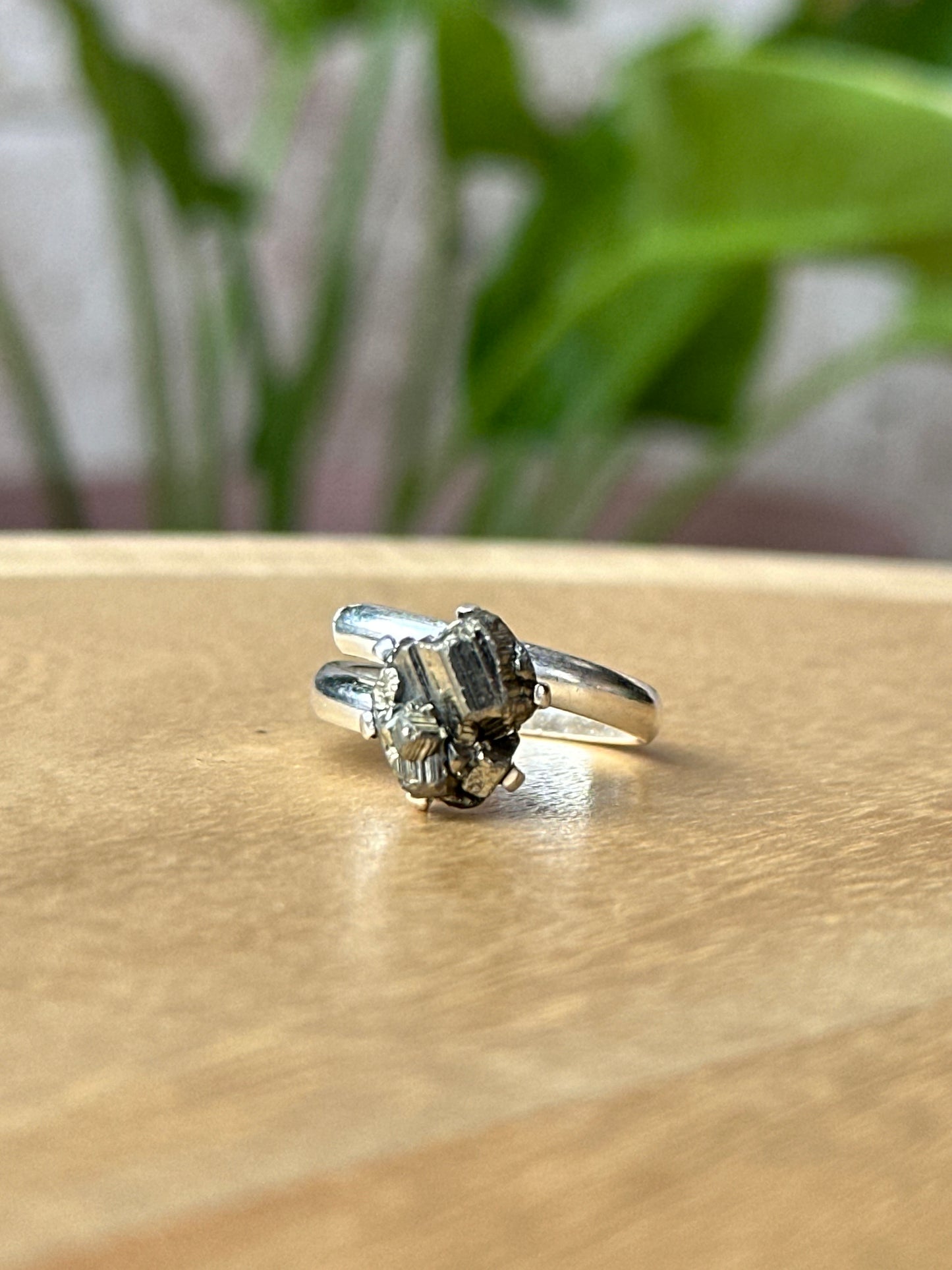 Anillo ajustable de pirita en bruto chico