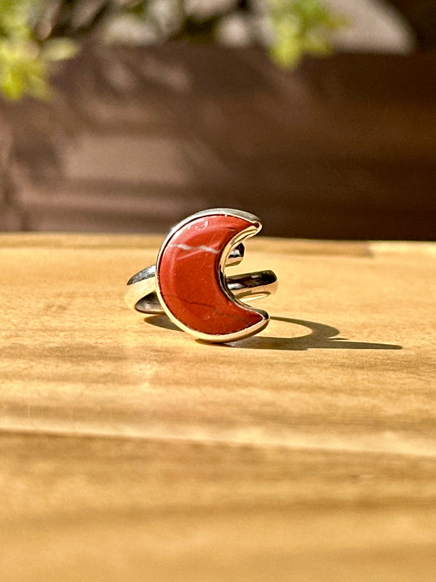 Anillo ajustable de jaspe rojo forma media luna