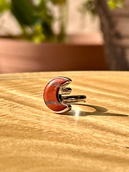 Anillo ajustable de jaspe rojo forma media luna