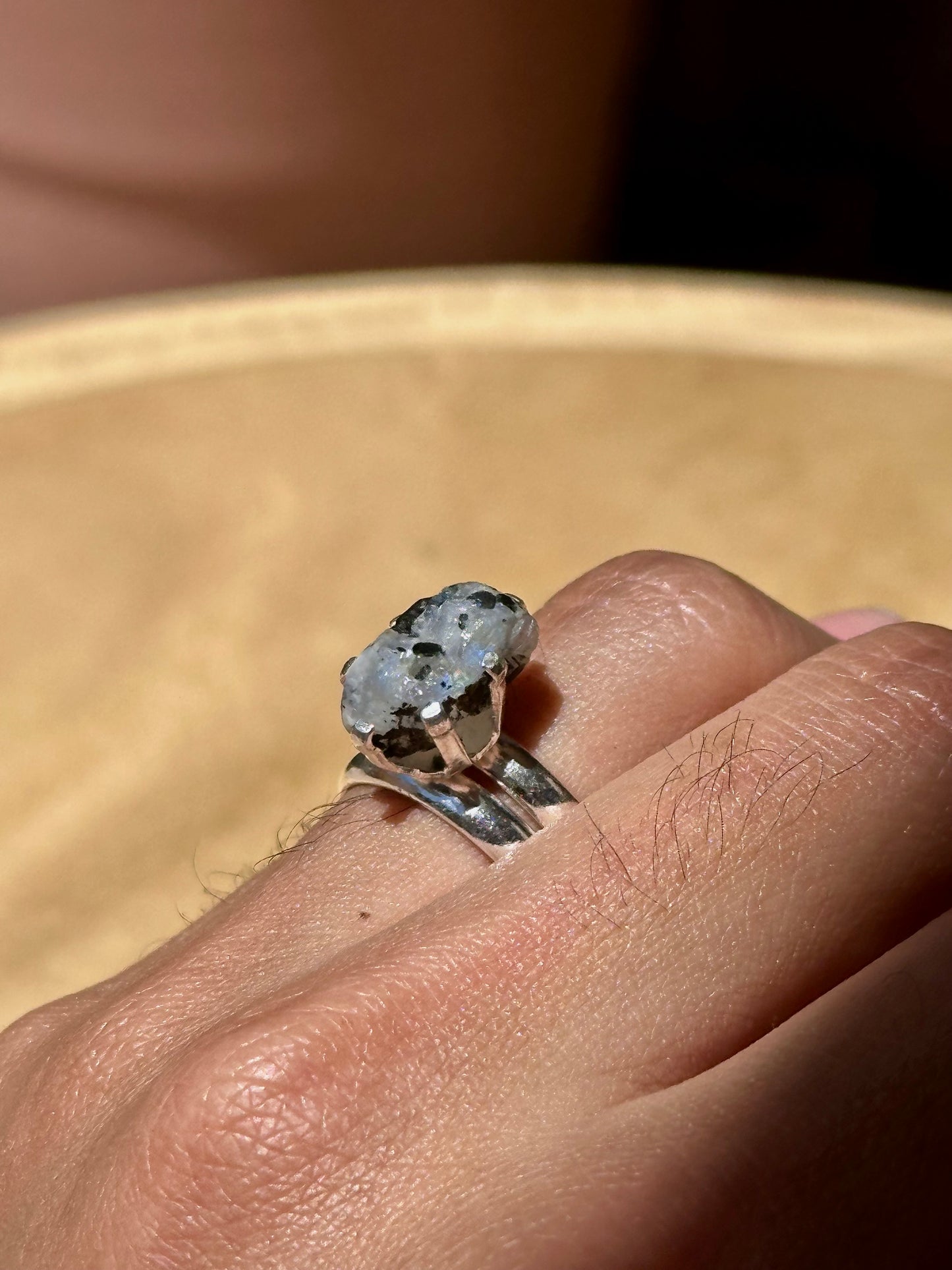 Anillo ajustable de piedra luna en bruto