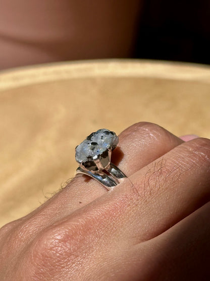Anillo ajustable de piedra luna en bruto