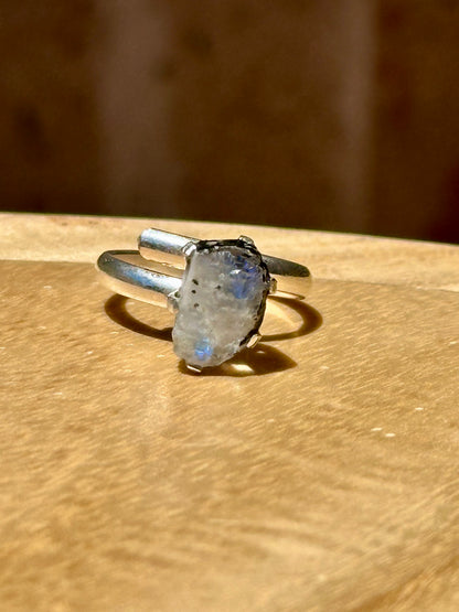 Anillo ajustable de piedra luna en bruto