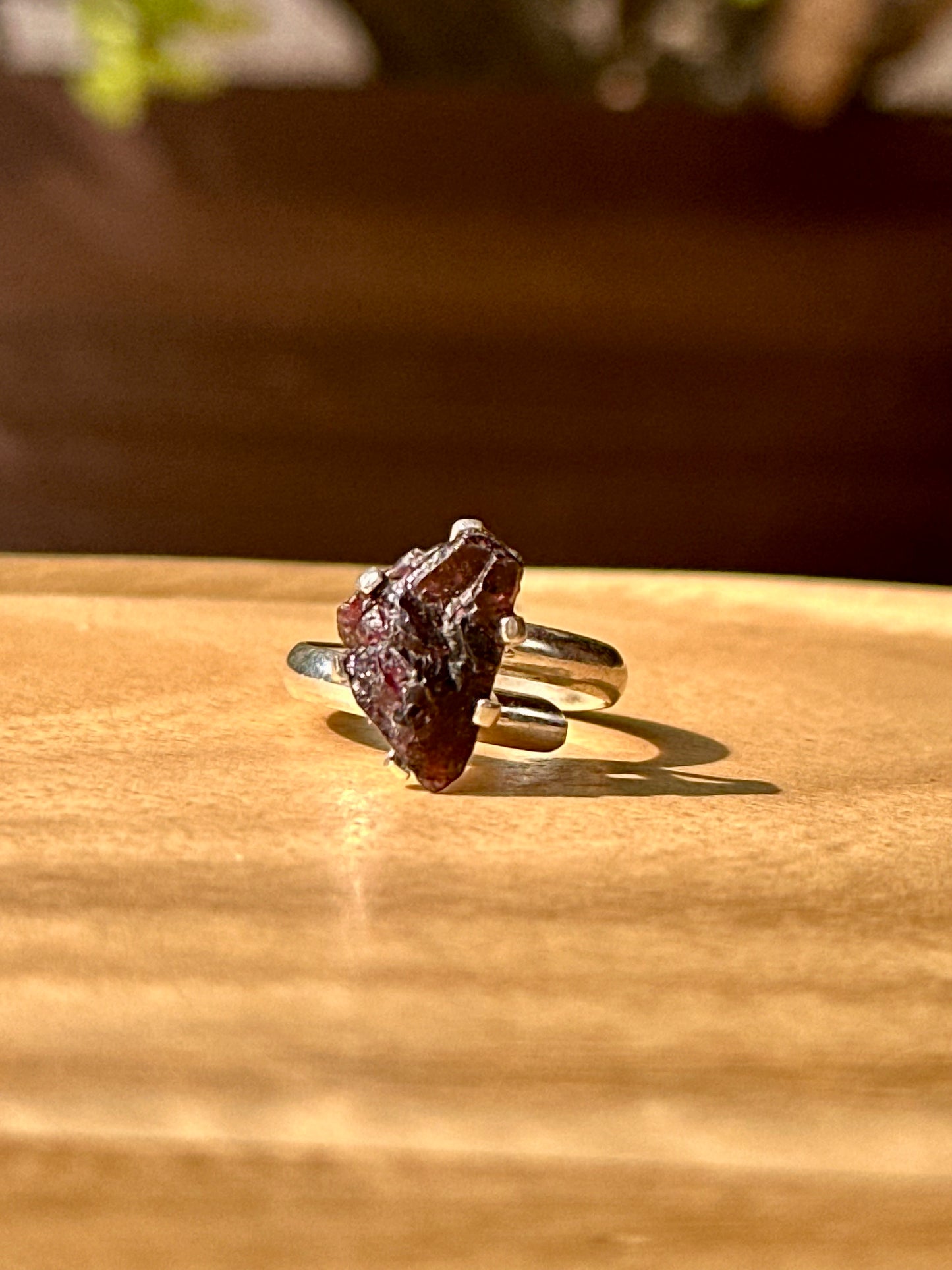Anillo ajustable de Granate Rojo en bruto