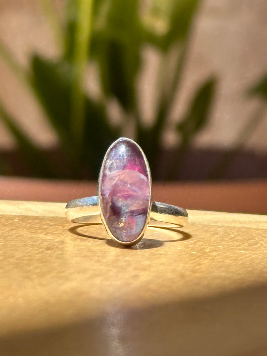 Anillo ajustable de Amatista con inclusiones arcoíris