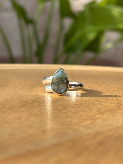 Anillo ajustable de labradorita gota