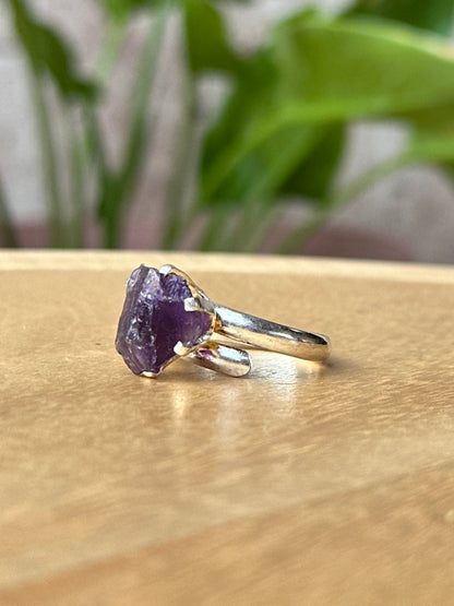 Anillo ajustable de amatista en bruto