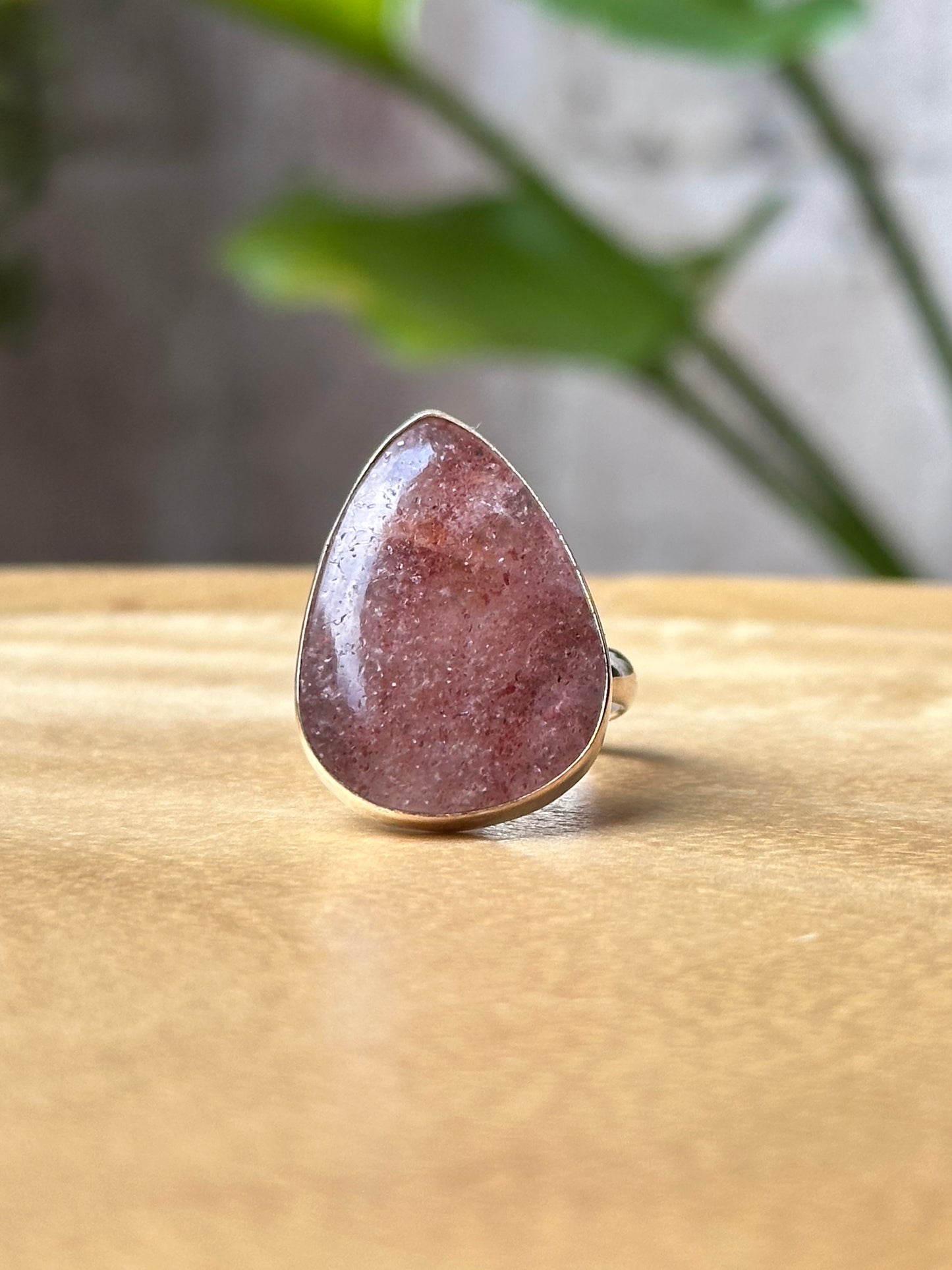 Anillo Ajustable de Cuarzo Fresa en Alpaca Platinada
