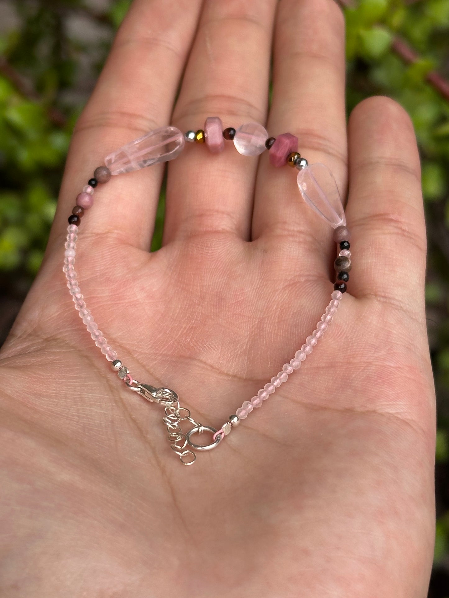Pulsera de Cuarzo Rosa, Rodonita Brasileña y Hematita con Broche