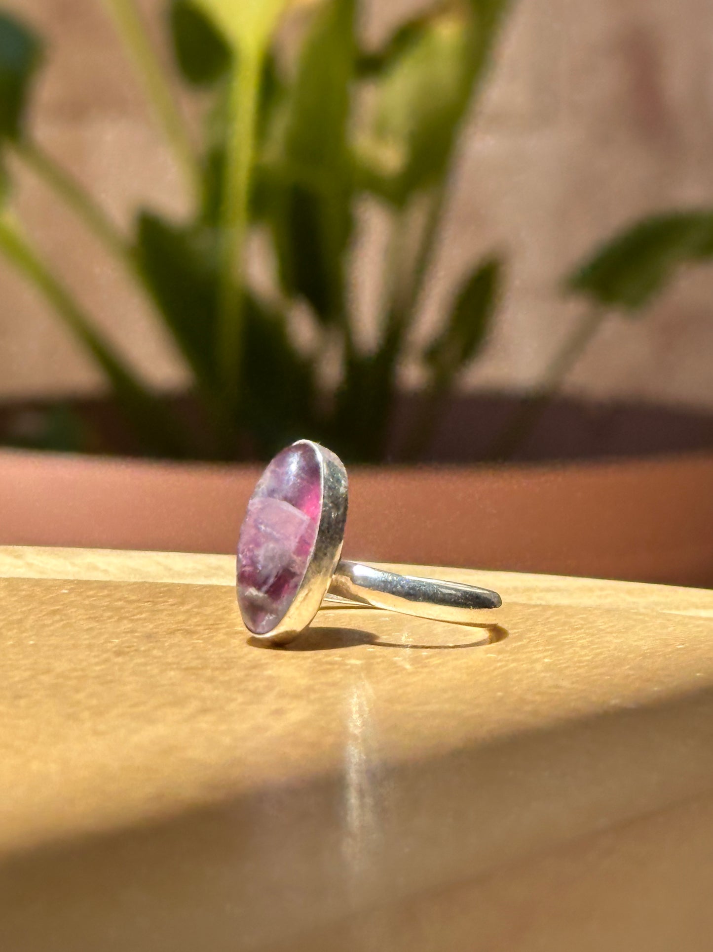 Anillo ajustable de Amatista con inclusiones arcoíris