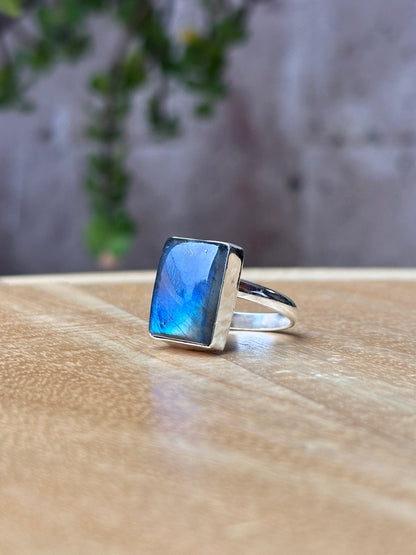 Anillo ajustable de labradorita rectangular blue flash con verde