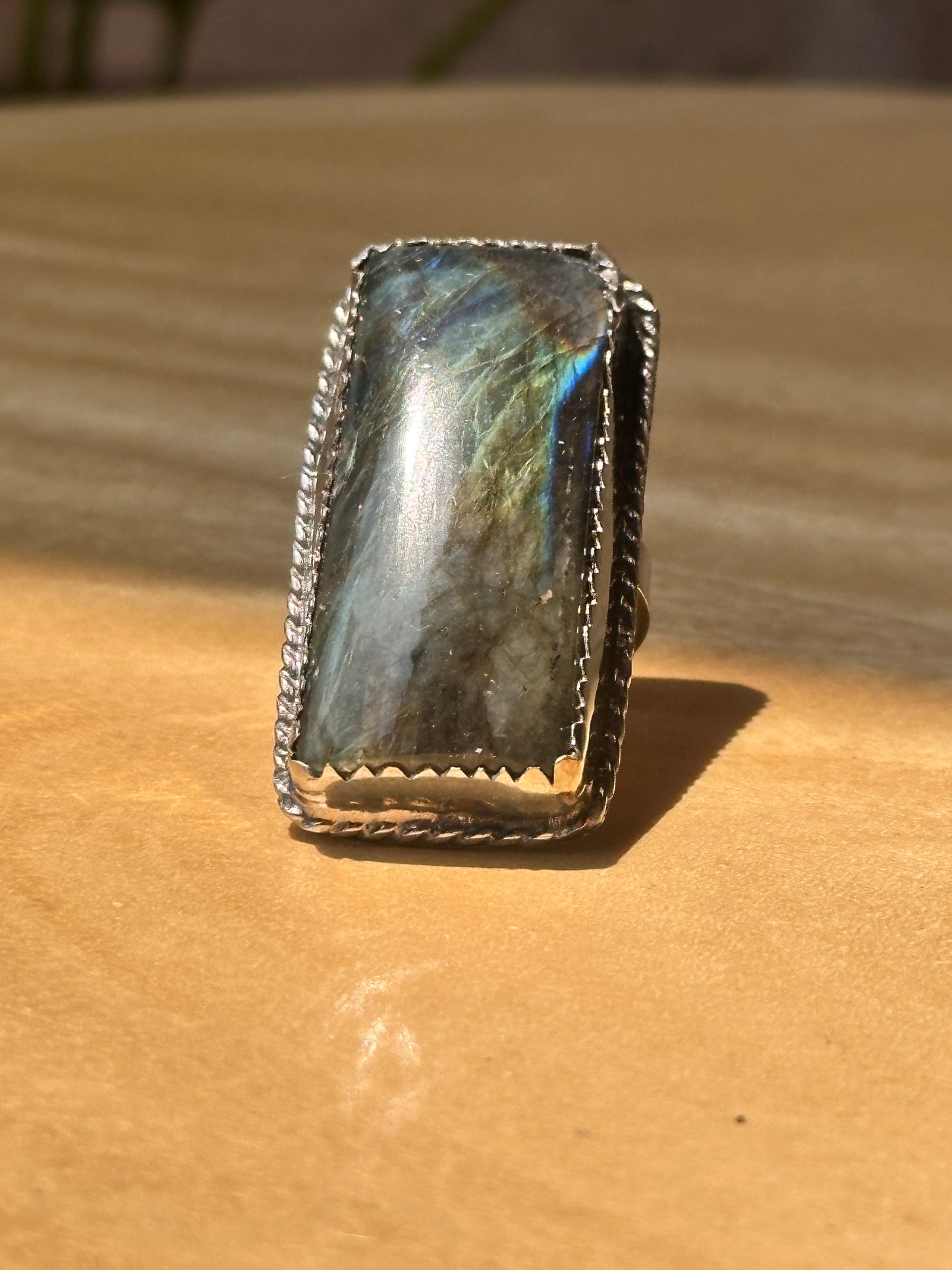 Anillo ajustable de labradorita rectangular grande
