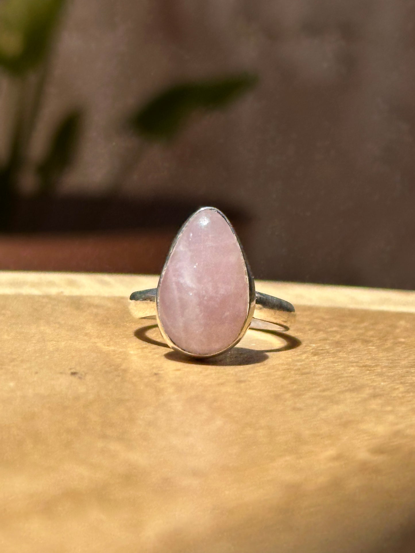 Anillo ajustable de Cuarzo rosa gota
