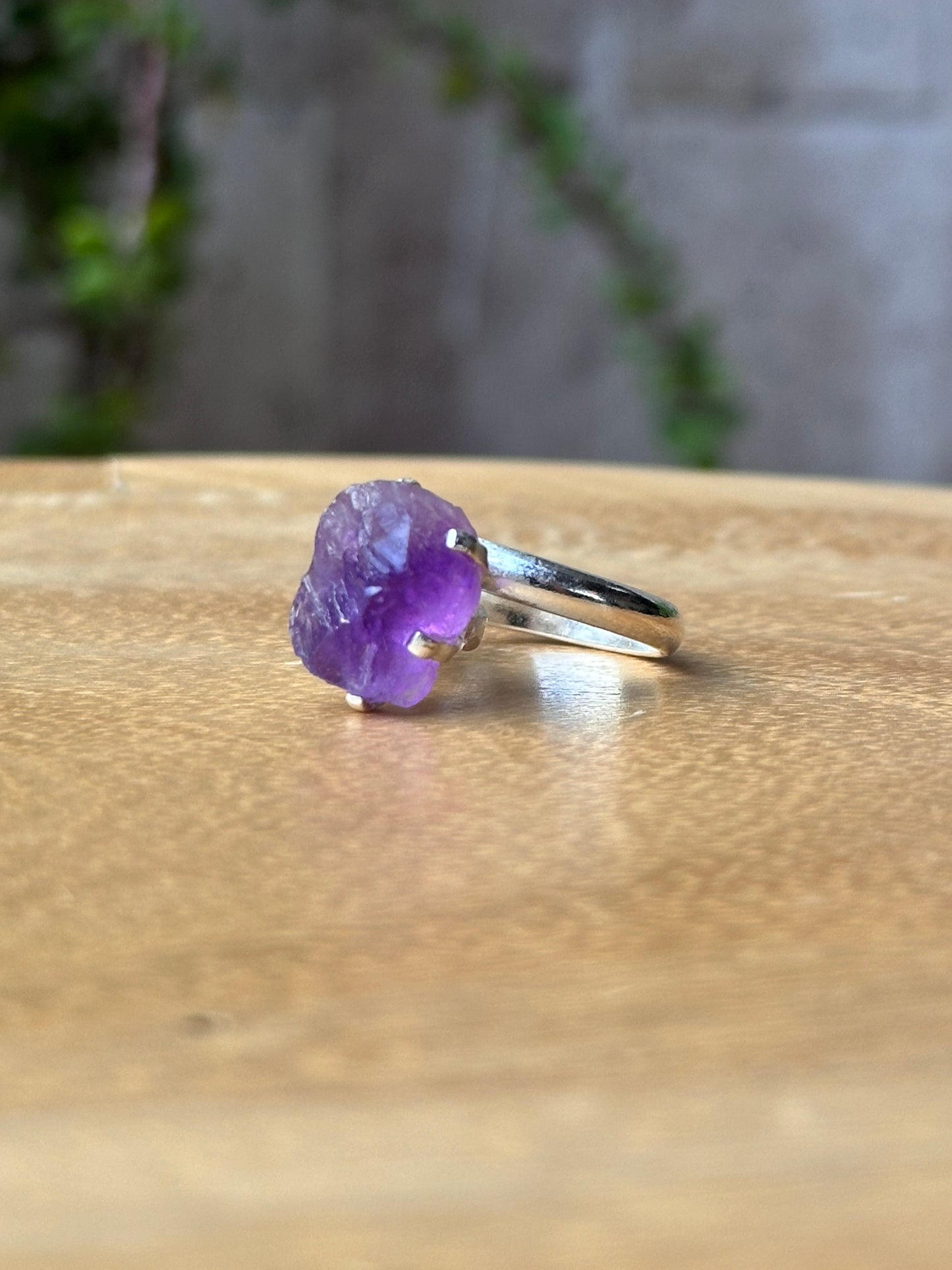 Anillo ajustable de amatista en bruto