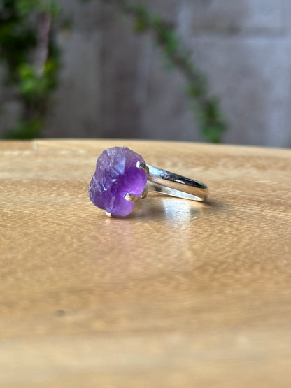 Anillo ajustable de amatista en bruto