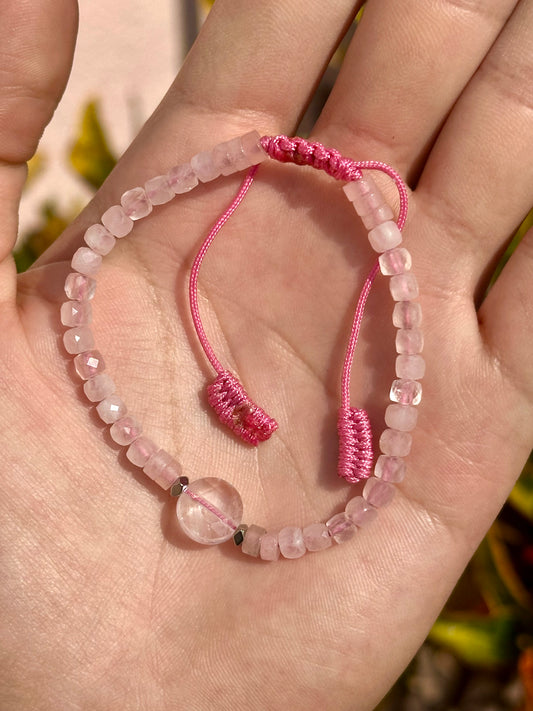 Pulsera ajustable de Cuarzo Rosa con cuarzo maestro