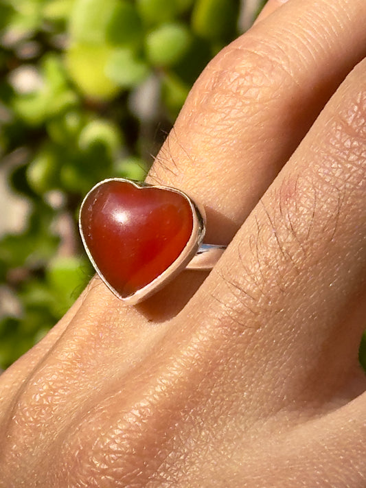 Anillo ajustable de cornalina roja corazón