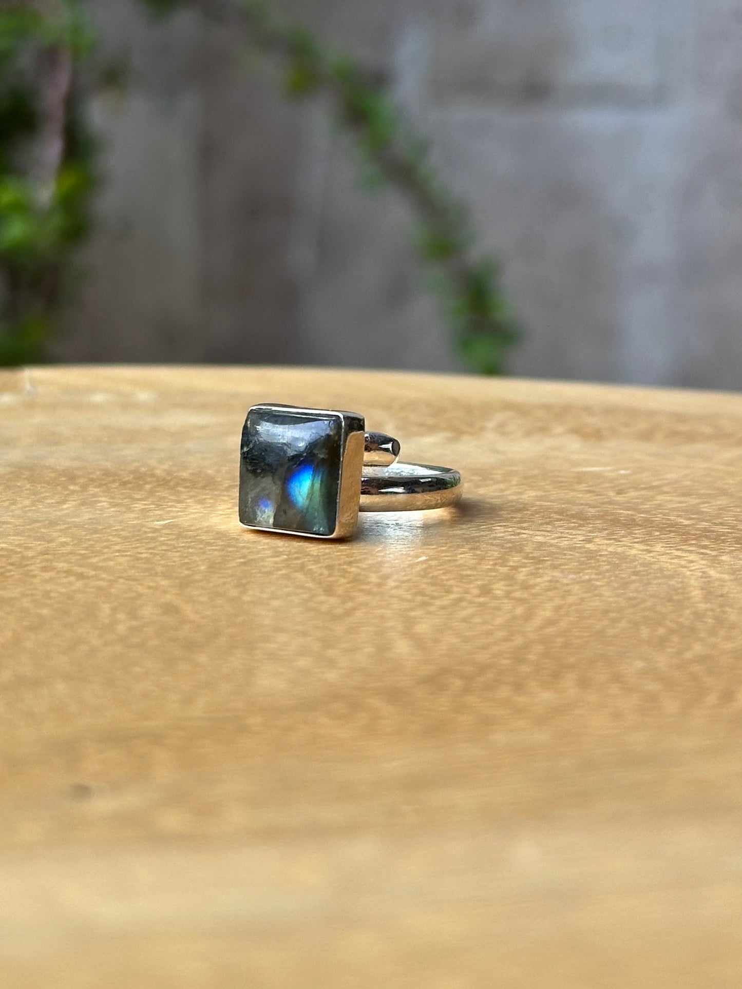 Anillo ajustable de labradorita cuadrado blue flash con verde