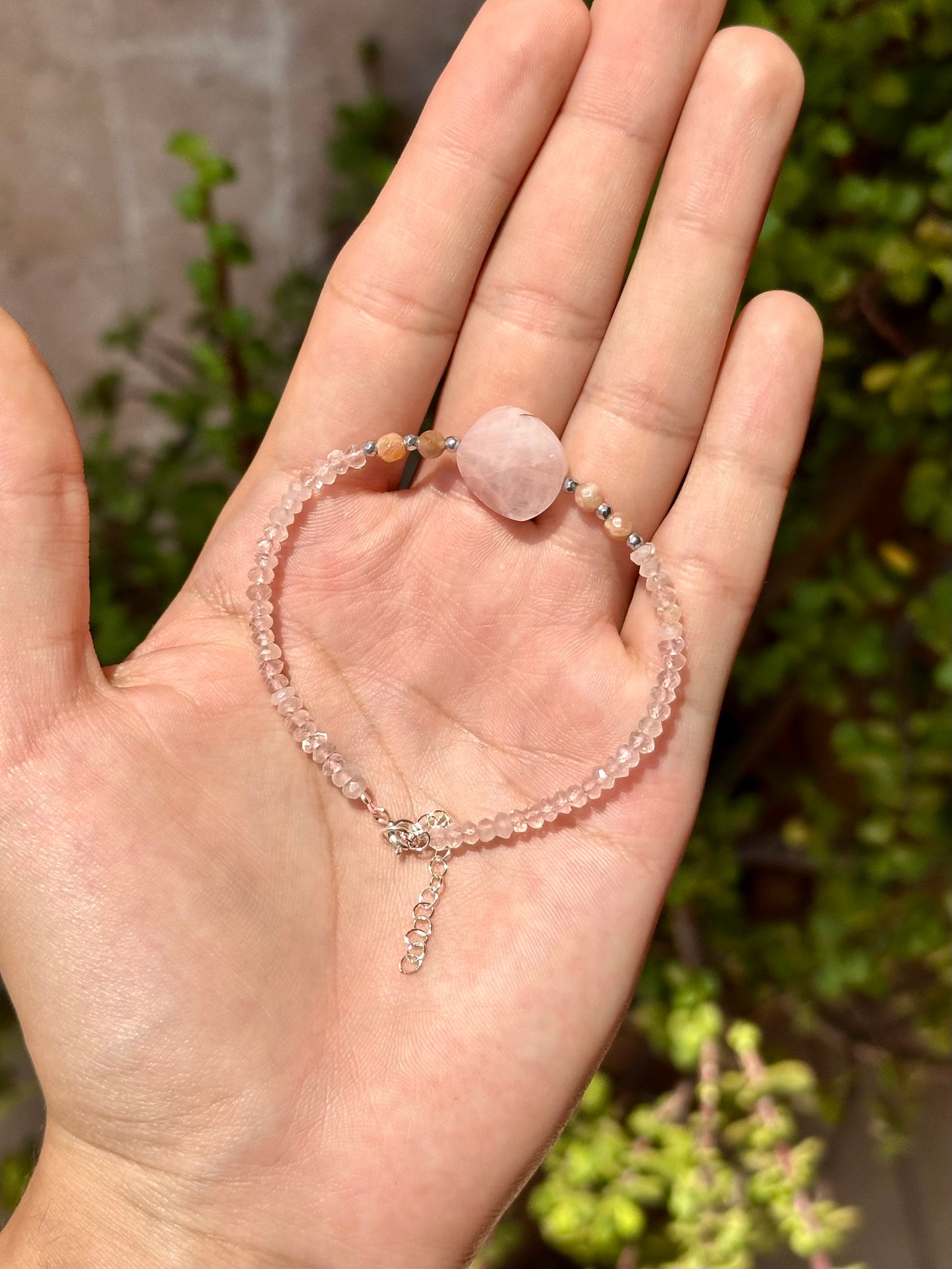 Pulsera de Cuarzo Rosa, Hematita y Piedra Sol