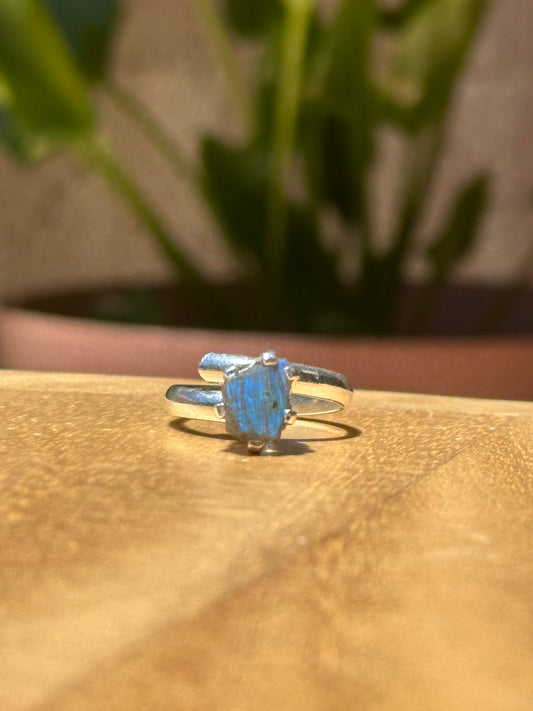 Anillo ajustable de labradorita en bruto