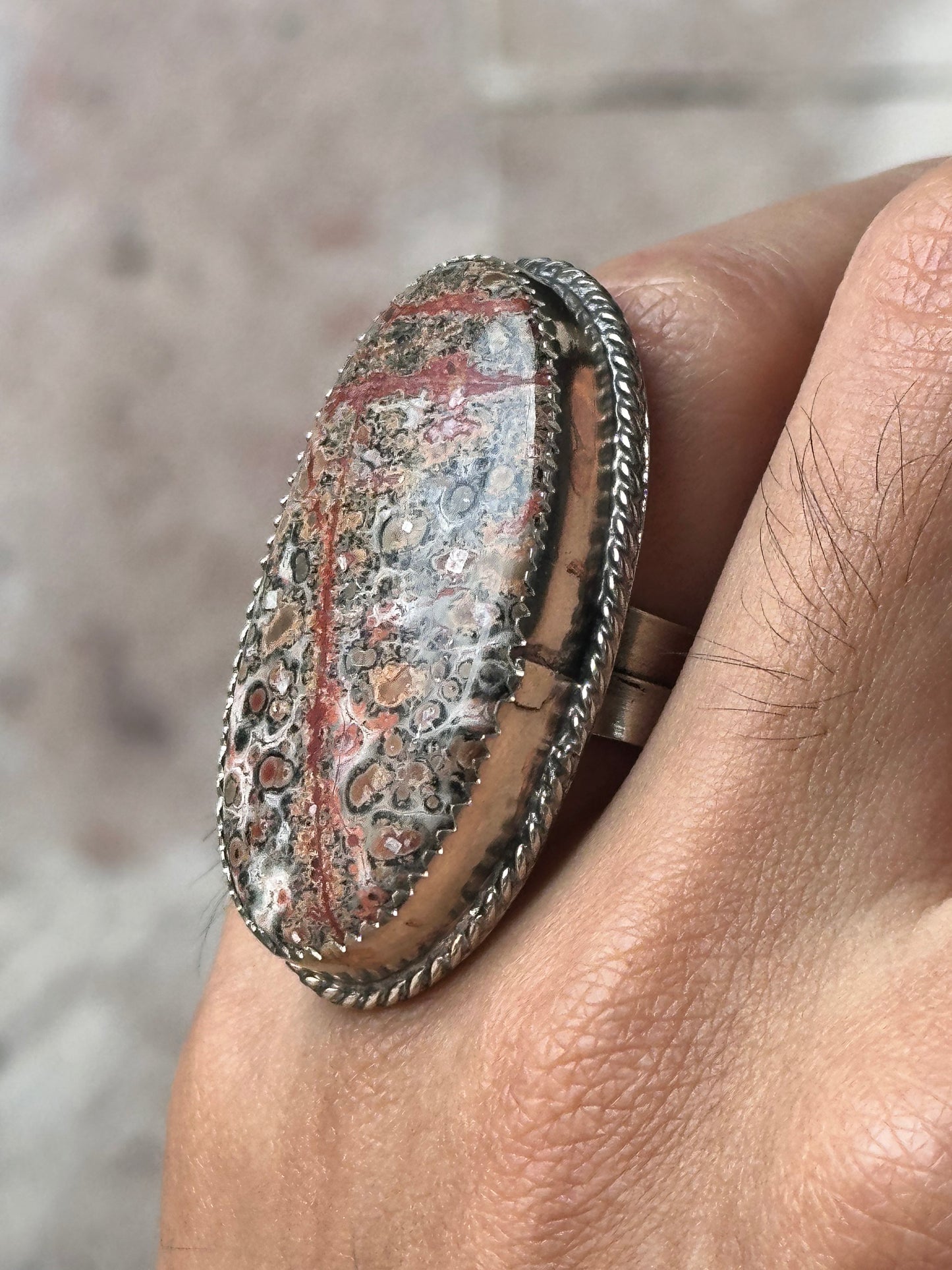 Anillo ajustable de piel de leopardo