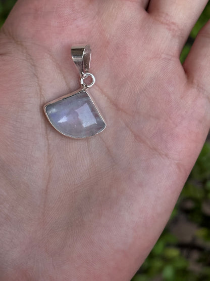 Dije Piedra Luna triángulo Natural - Intuición y Equilibrio Emocional
