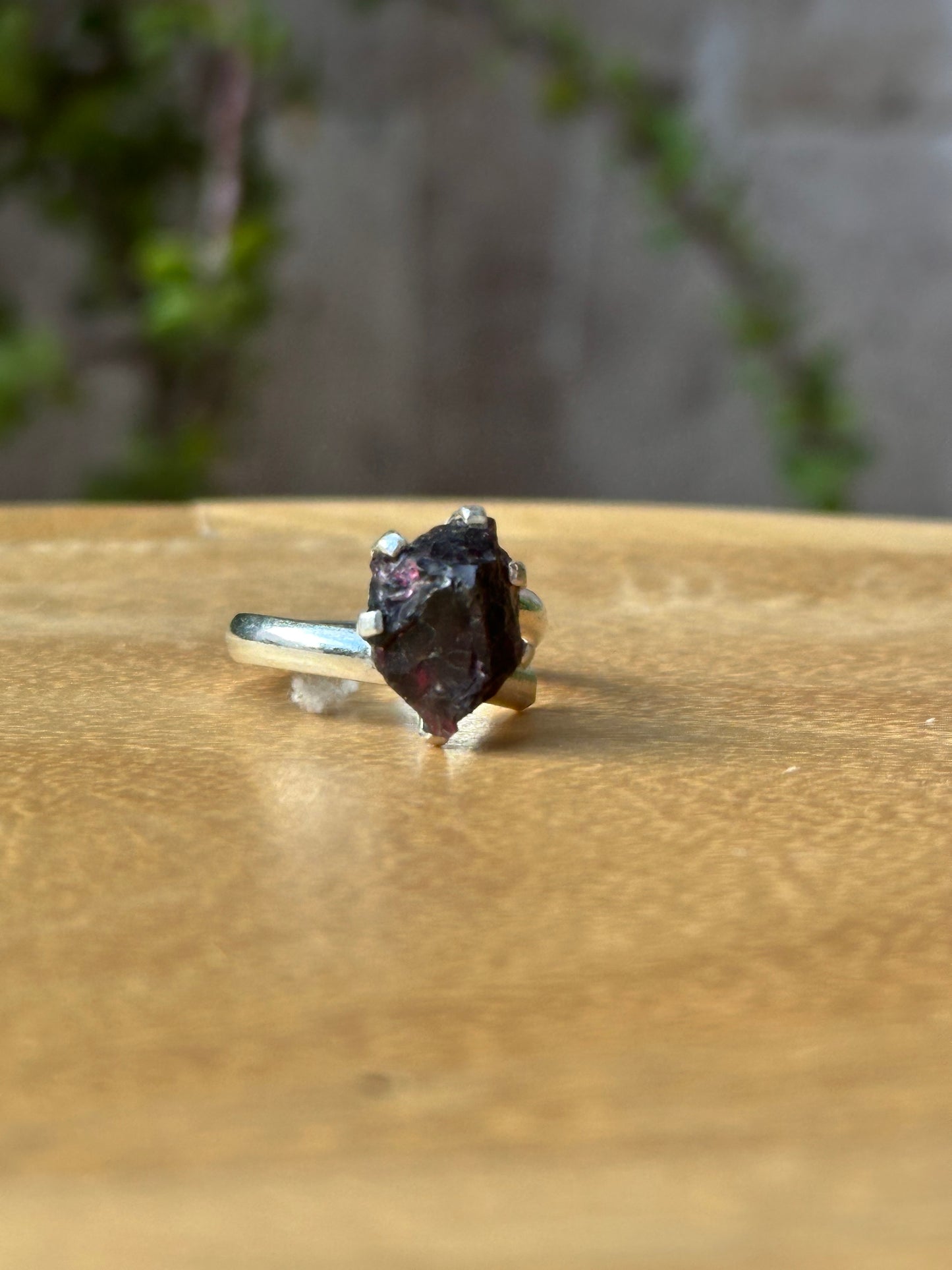 Anillo ajustable de Granate Rojo en bruto