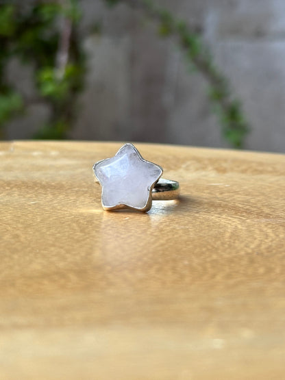 Anillo ajustable de Cuarzo rosa estrella