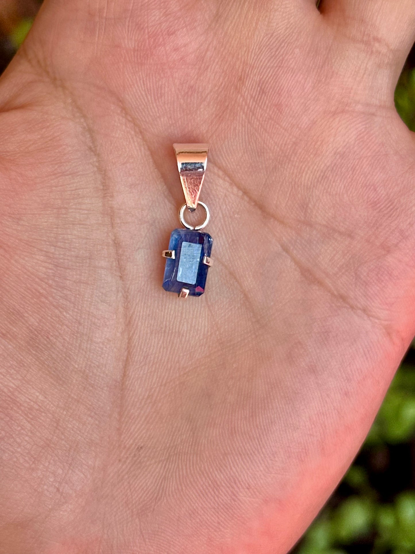 Dije de Cianita Azul Facetada con Cadena