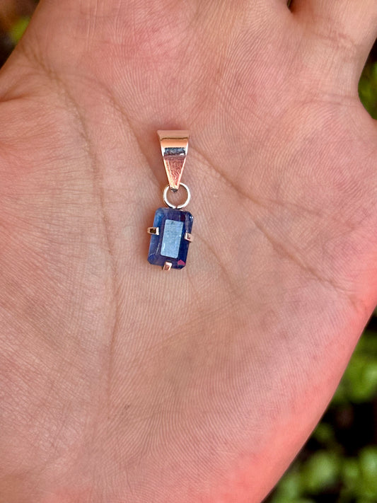 Dije de Cianita Azul Facetada con Cadena